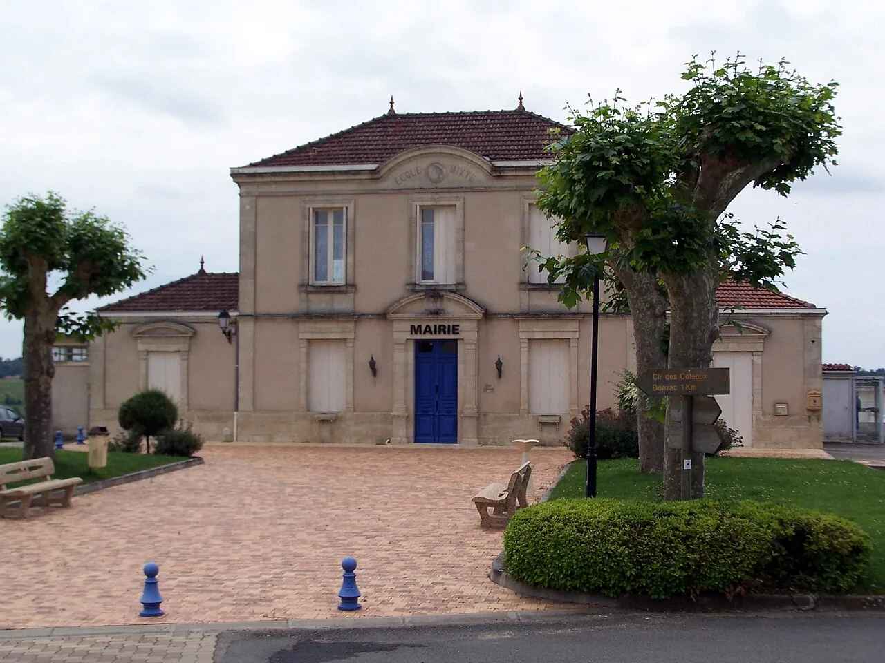 Town hall of Omet ( Gironde , France )