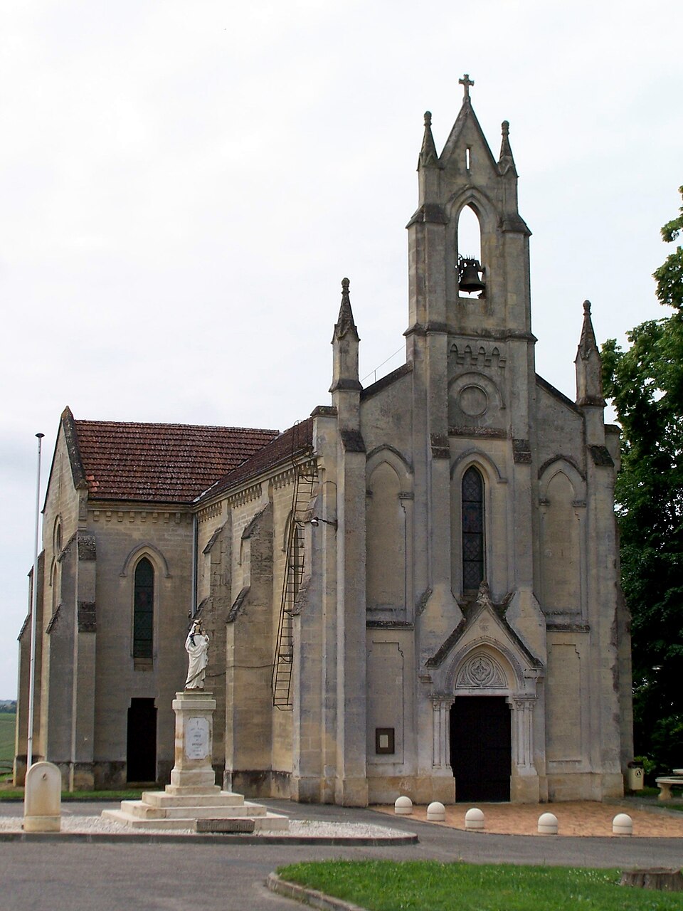 L'église Notre-Dame-de-la-Nativité, façade nord (juin 2013)
